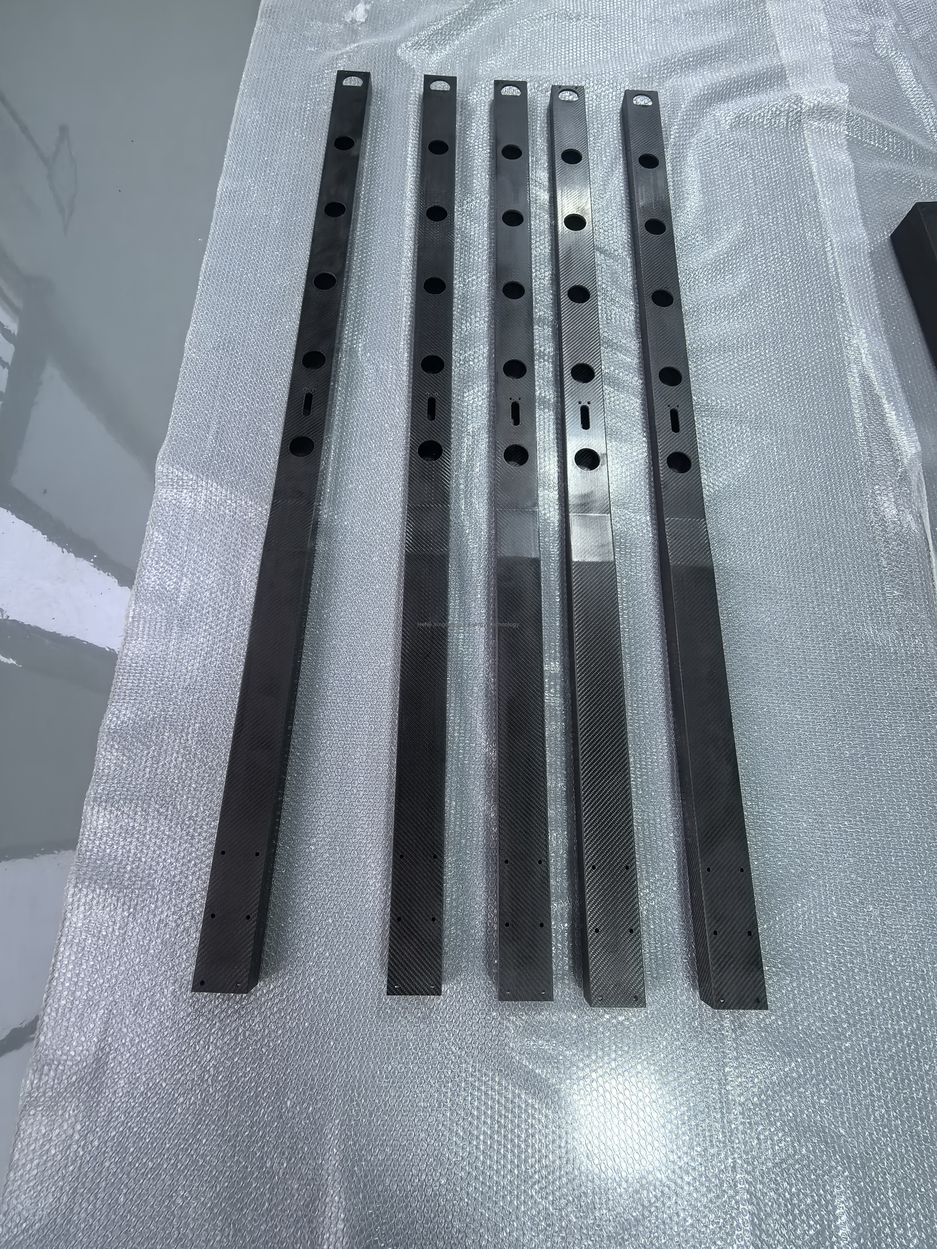 أذرع روبوتية متقدمة من ألياف الكربون: متانة وذكاء معززان